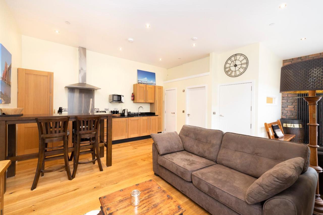 Joivy 1 Bed Flat In Old Town, Next To St Giles Cathedral Appartement EDI Buitenkant foto